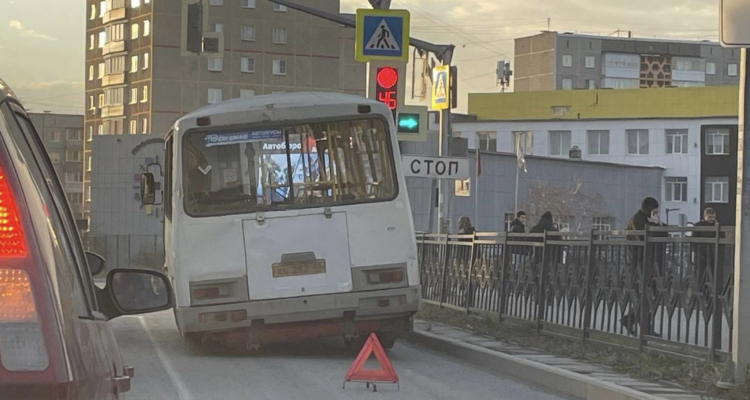 В центре Первоуральска на ходу у автобуса отвалилось колесо. Видео