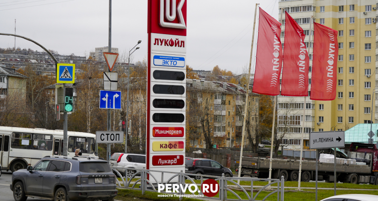 На заправках пятый раз за два месяца поднимают цены на бензин