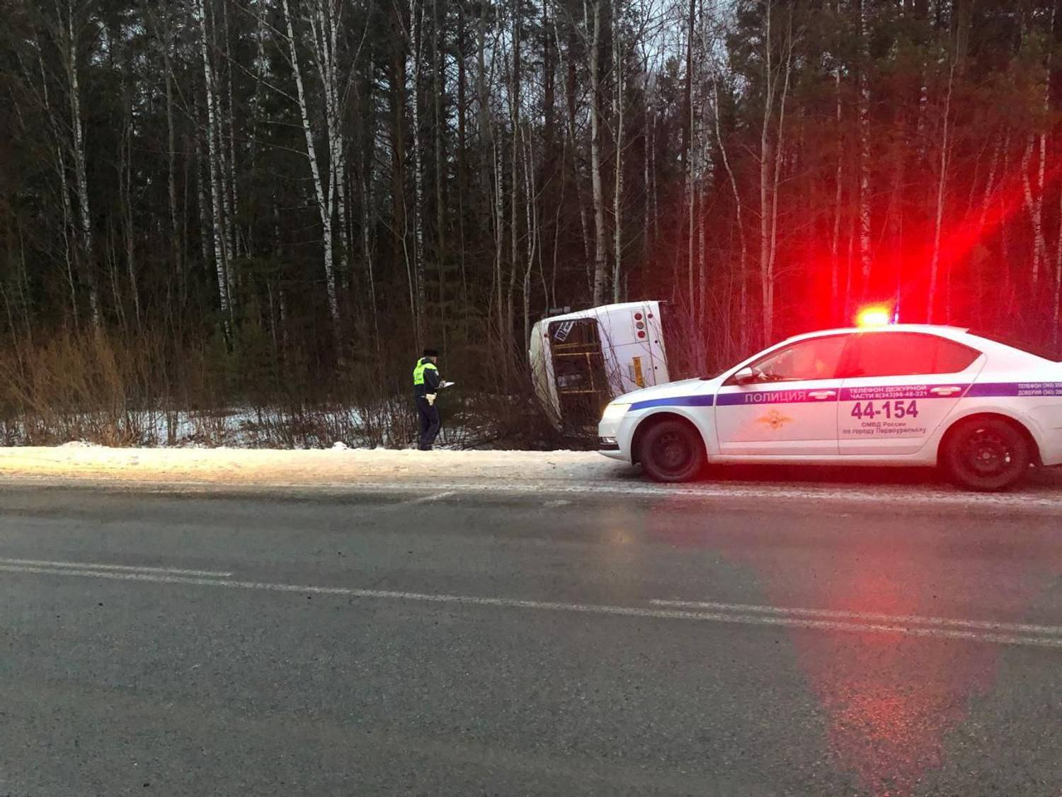 Рейсовый автобус упал в кювет под Первоуральском