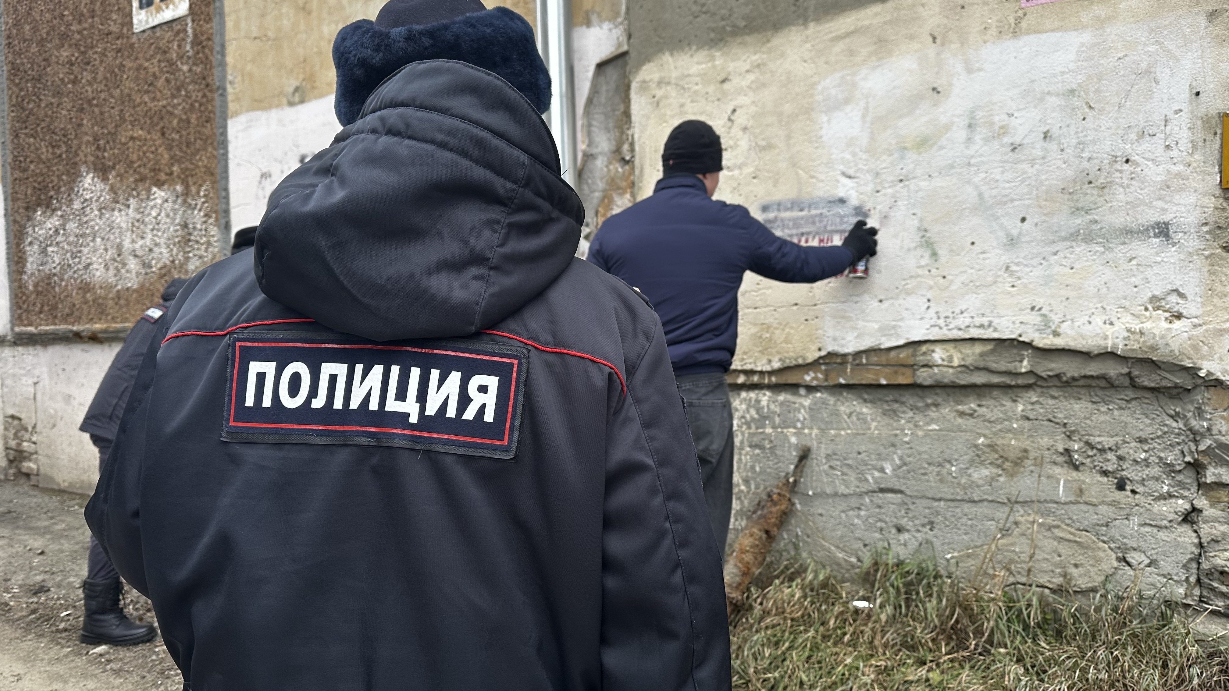 Полицейские вместе со студентами закрасили наркорекламу