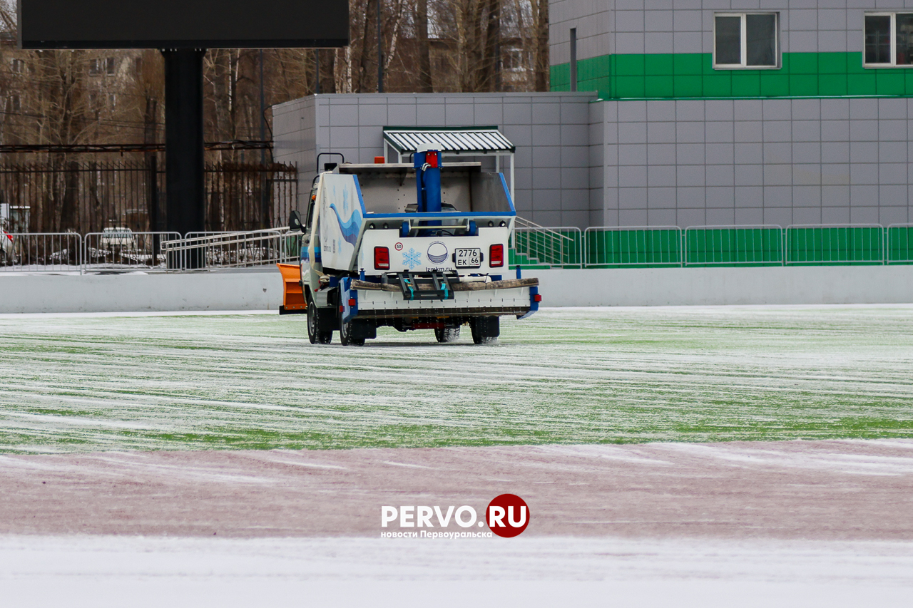 На стадионе «Хромпик» стартовала заливка льда