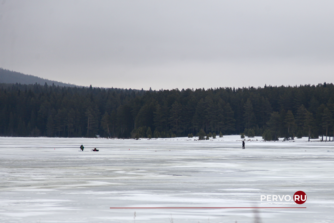 Самые нетерпеливые рыбаки выходят на очень тонкий лёд