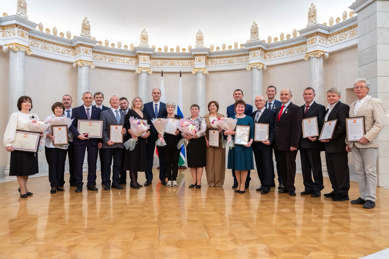 19 сотрудников ПНТЗ получили государственные награды за заслуги в металлургии