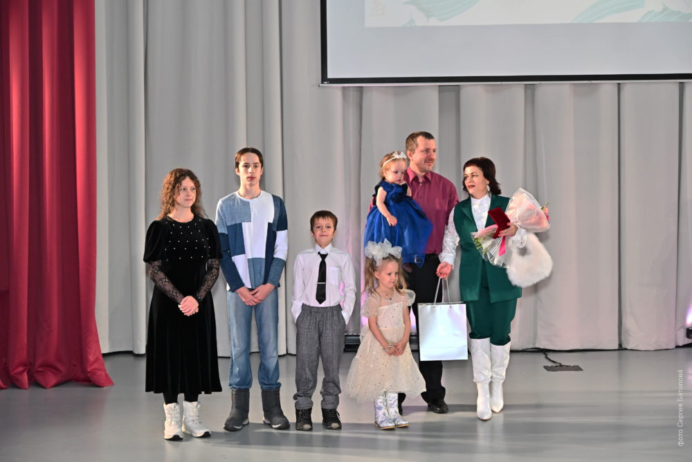 В Первоуральске прошёл праздничный концерт, посвящённый Дню матери