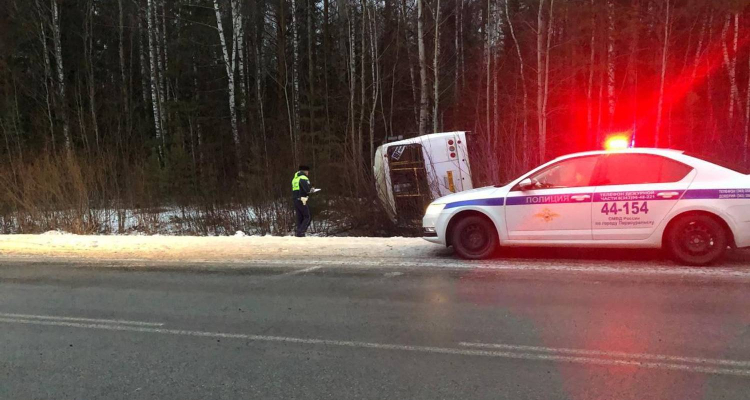 Рейсовый автобус упал в кювет под Первоуральском