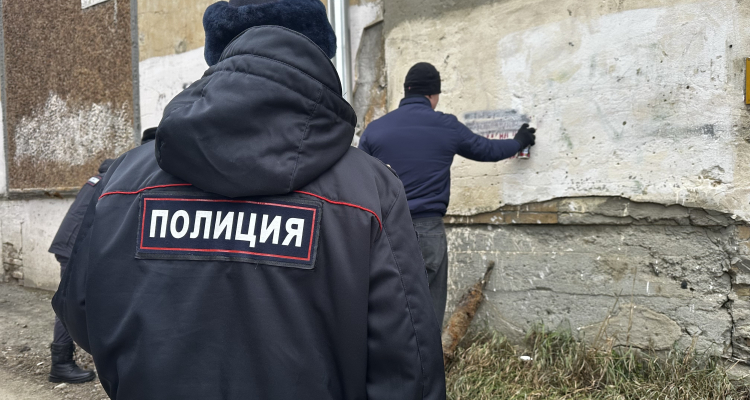 Полицейские вместе со студентами закрасили наркорекламу