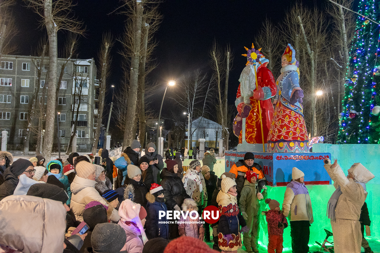 В Театральном парке Первоуральска зажглась новогодняя ёлка
