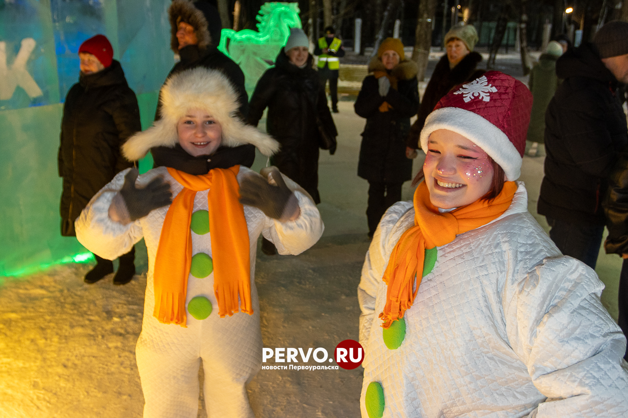 В Театральном парке Первоуральска зажглась новогодняя ёлка
