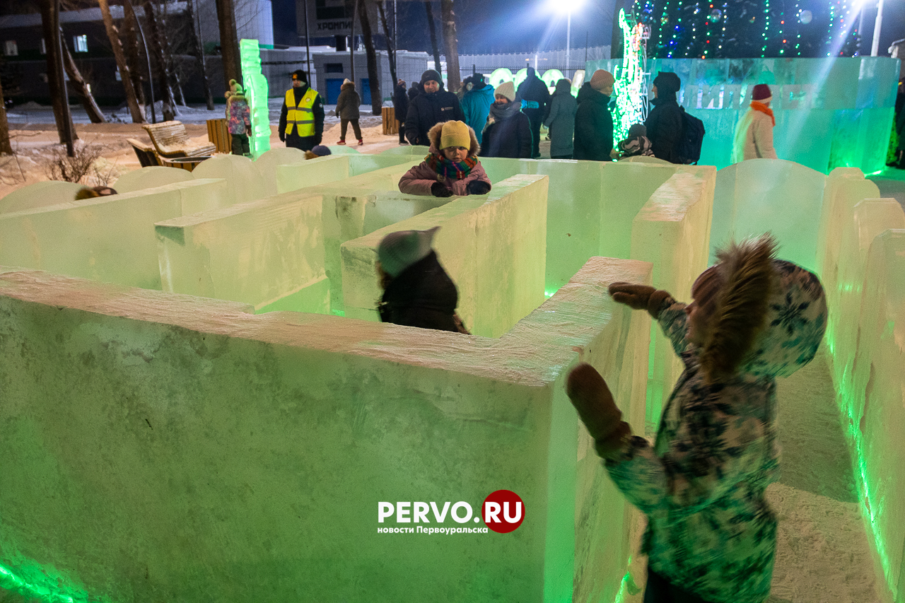 В Театральном парке Первоуральска зажглась новогодняя ёлка