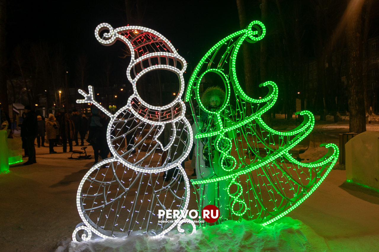 В Театральном парке Первоуральска зажглась новогодняя ёлка