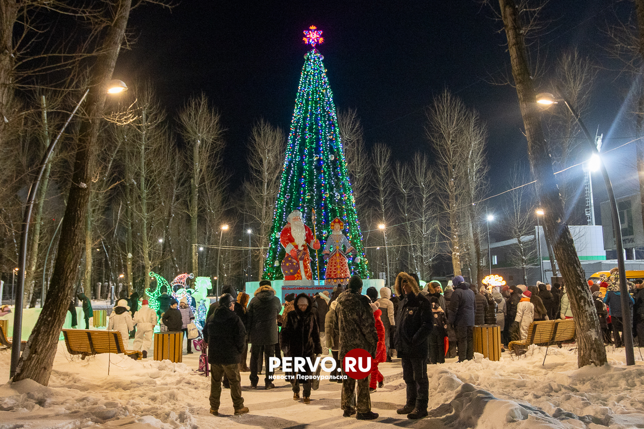 В Театральном парке зажглась новогодняя ёлка