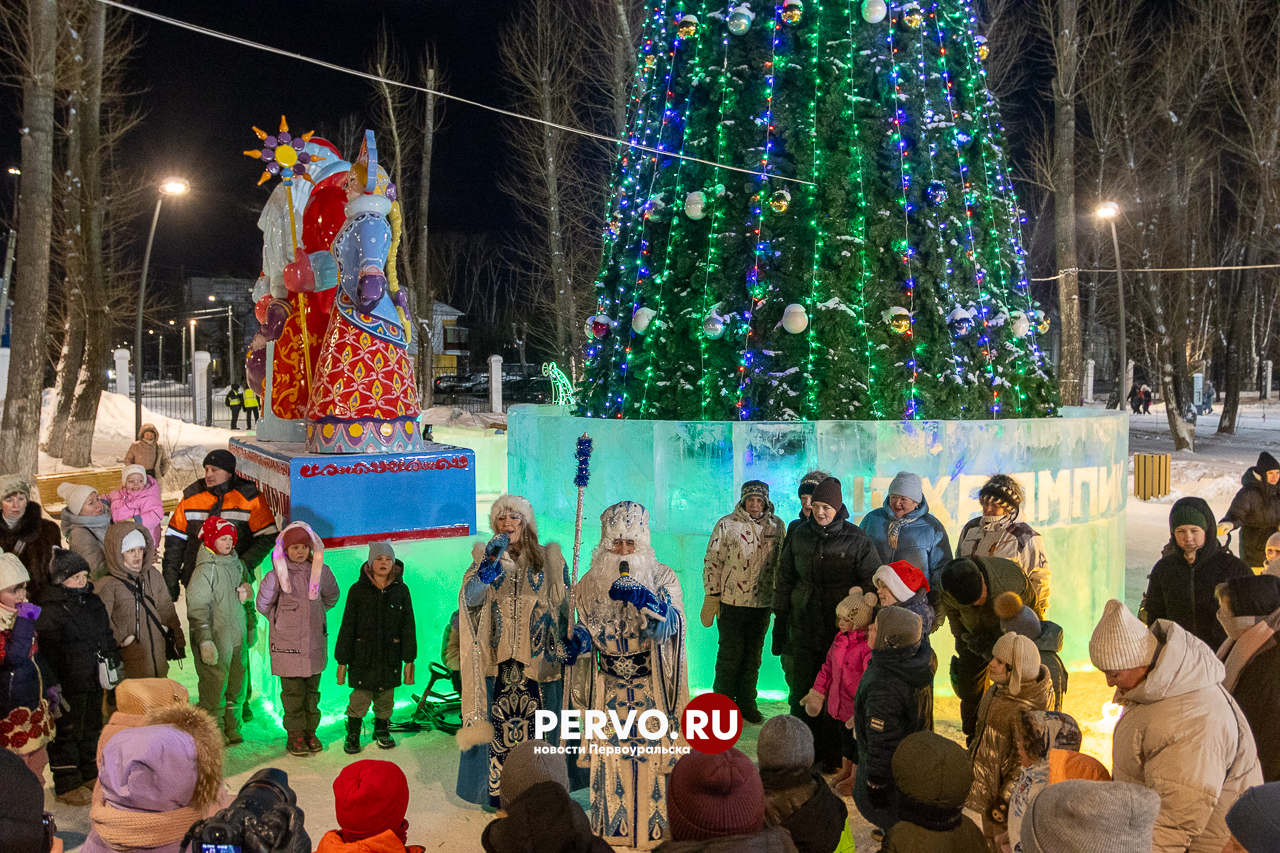 В Театральном парке Первоуральска зажглась новогодняя ёлка