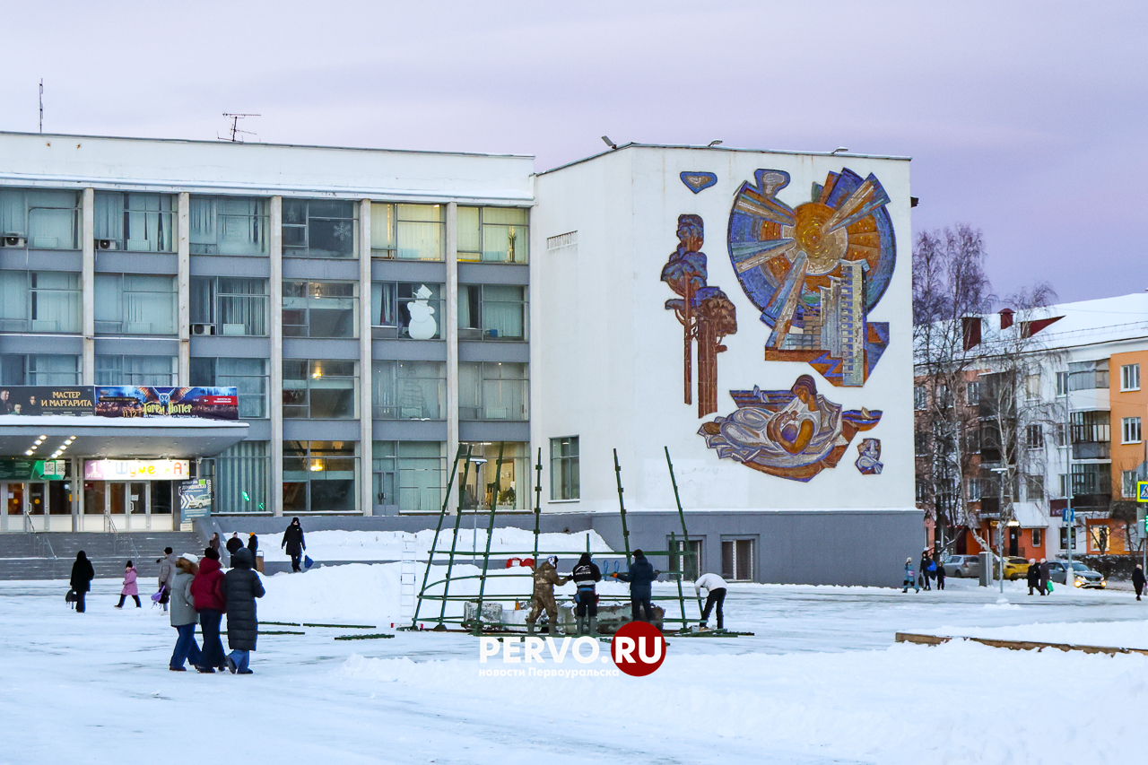 На Площади Победы приступили к установки новогодней ёлки