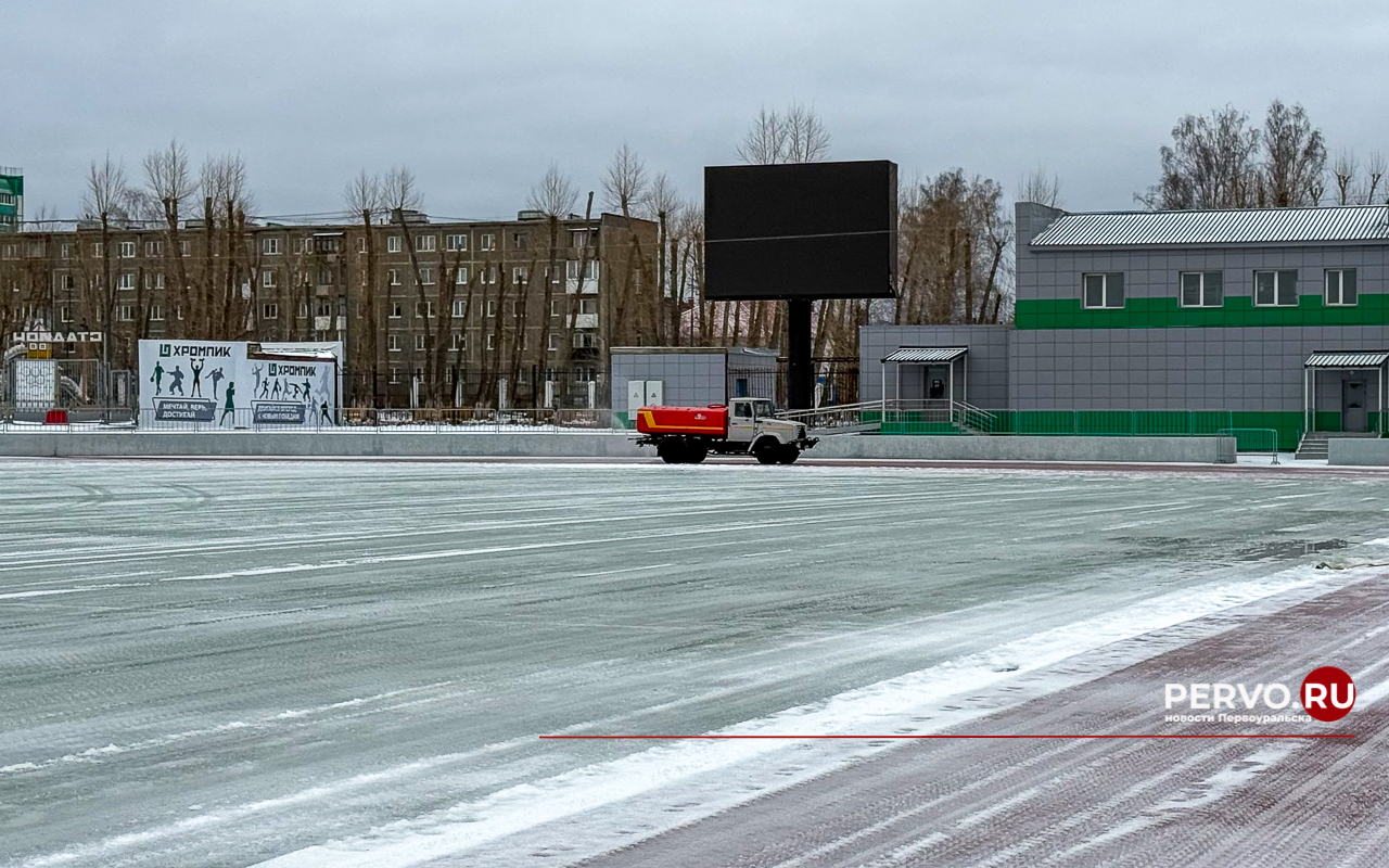 Морозов нет, но вы держитесь. Ледовары продолжают заливать каток