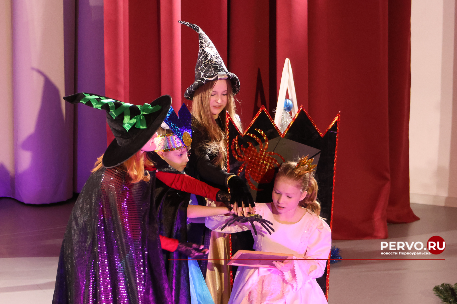 В Первоуральске стартовали благотворительные новогодние ёлки