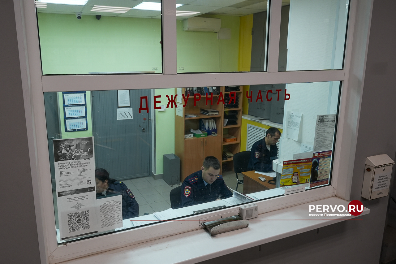 На Екатеринбурге задержали курьершу мошенников из Первоуральска