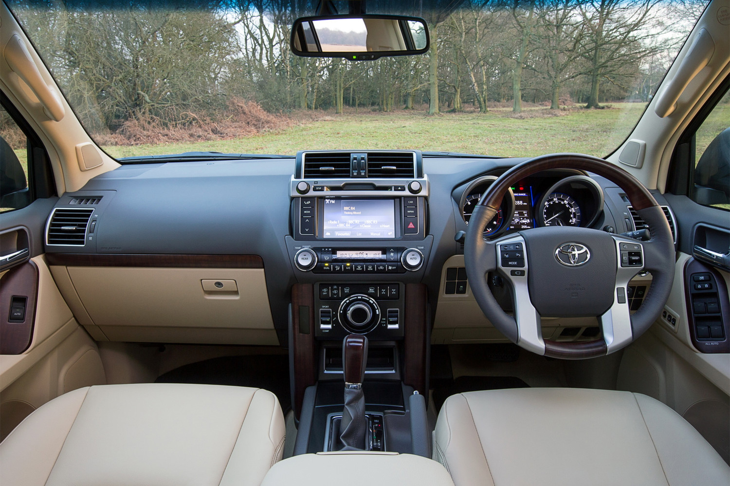 Росаккредитация: ввоз в Россию машин с правым рулем не запрещен