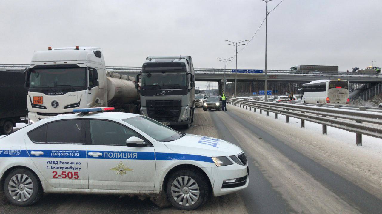 На 322 км затруднено движение транспорта в связи с большим потоком и ДТП