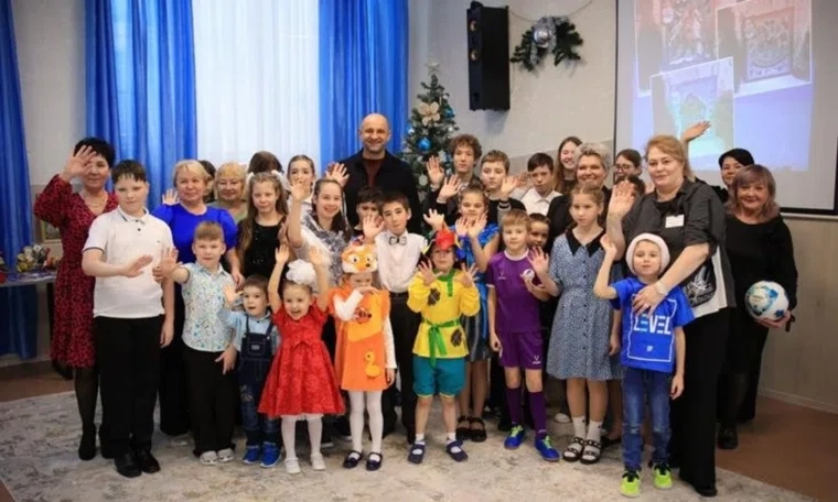 Полпред Артём Жога поздравил с Новым годом детей из центра «Росинка»