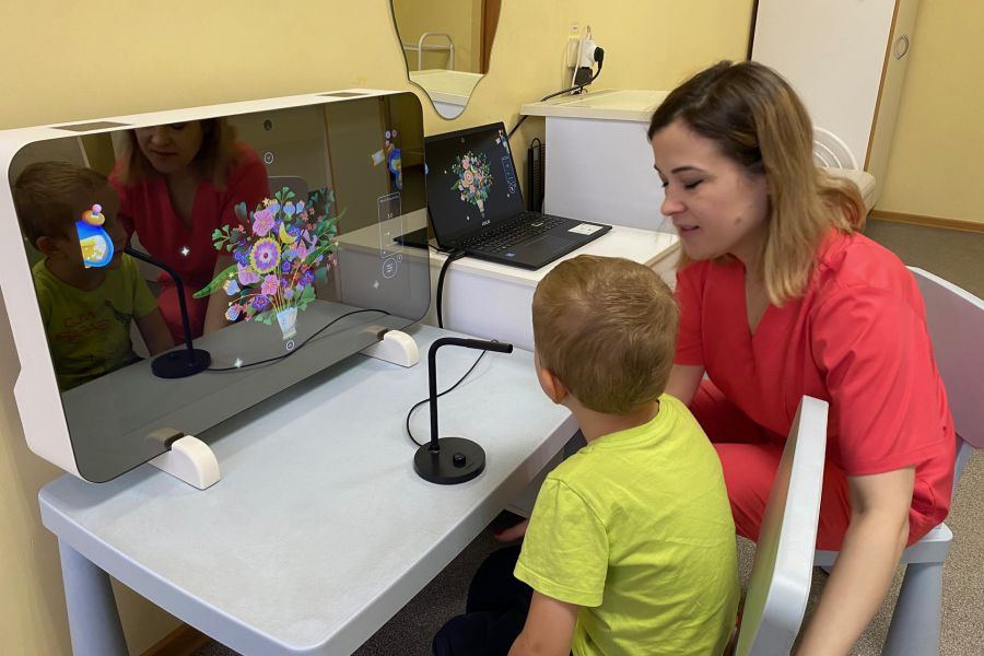 «Умное зеркало» стали использовать логопеды в детской больнице Первоуральска