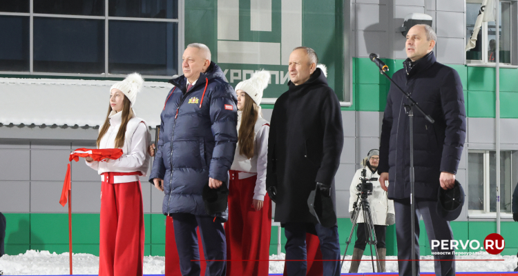 Денис Паслер заехал в детский сад №54 и дал старт хоккейному сезону