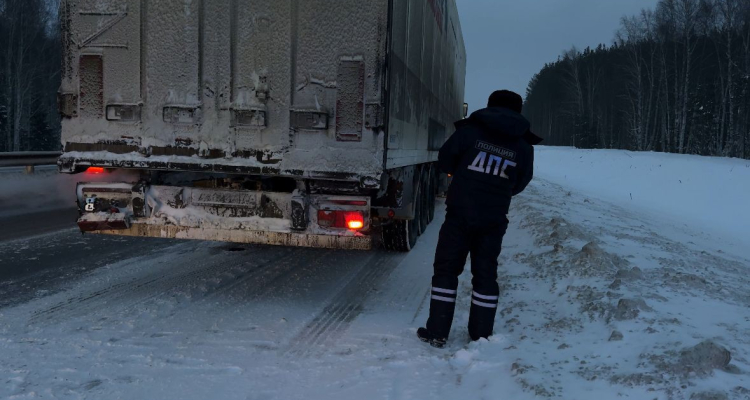 На трассе фура протаранила легковушку с детьми