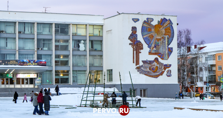 На Площади Победы приступили к установки новогодней ёлки