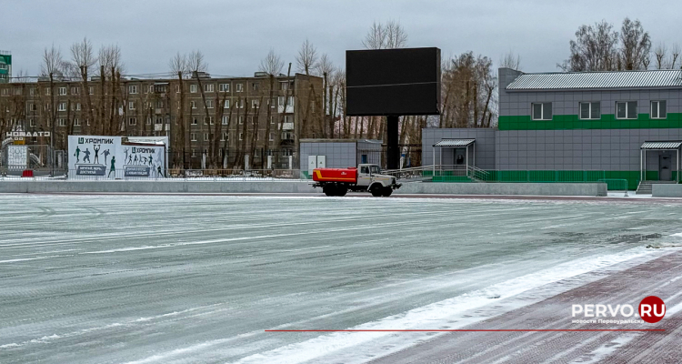 Морозов нет, но вы держитесь. Ледовары продолжают заливать каток