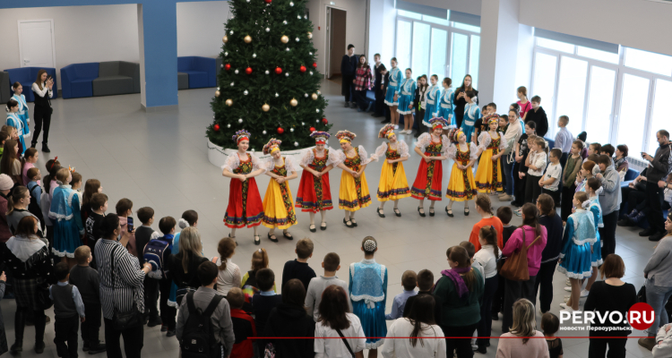 В Первоуральске стартовали благотворительные новогодние ёлки