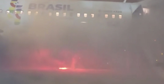 В Бразилии на взлетно-посадочной полосе загорелся самолет с людьми