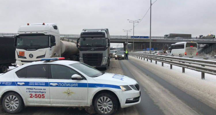 На 322 км затруднено движение транспорта в связи с большим потоком и ДТП