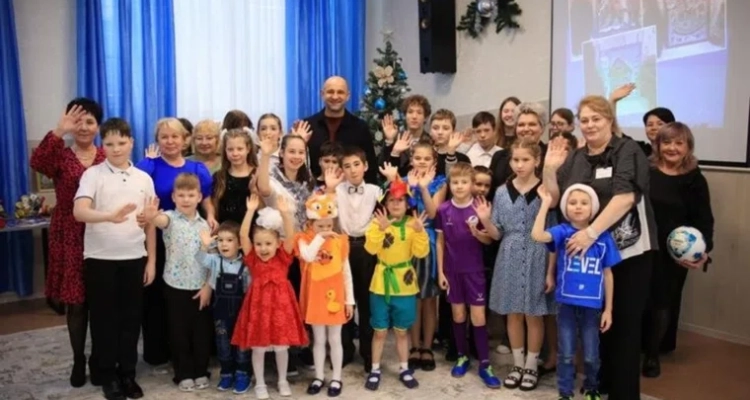 Полпред Артём Жога поздравил с Новым годом детей из центра «Росинка»