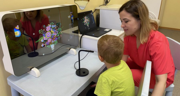 «Умное зеркало» стали использовать логопеды в детской больнице Первоуральска