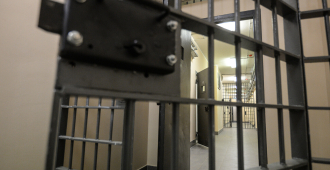 Пропустившая школьника с ножом охранница петербургской школы признала вину