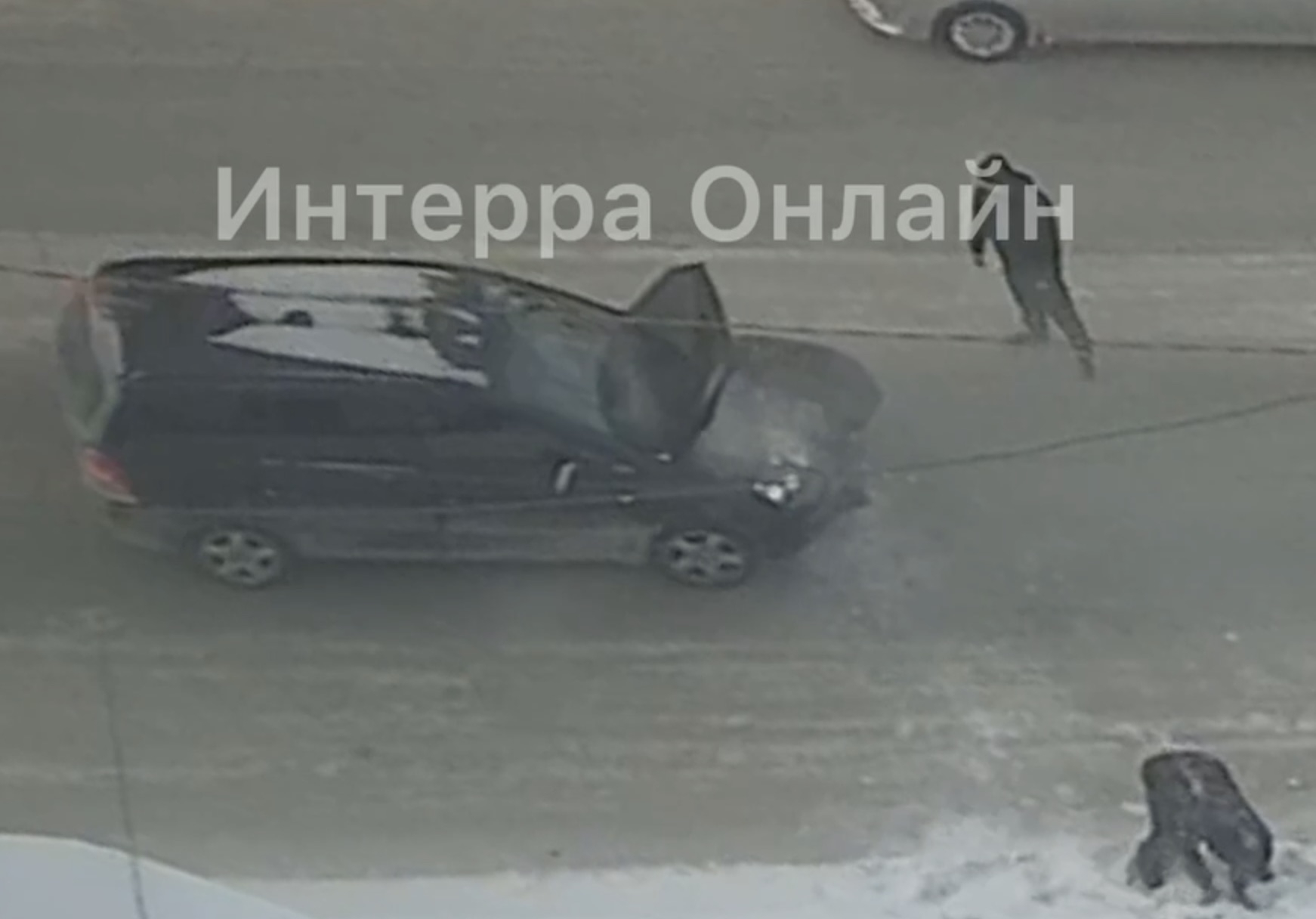 В Первоуральске на перекрёстке загорелся автомобиль. Видео