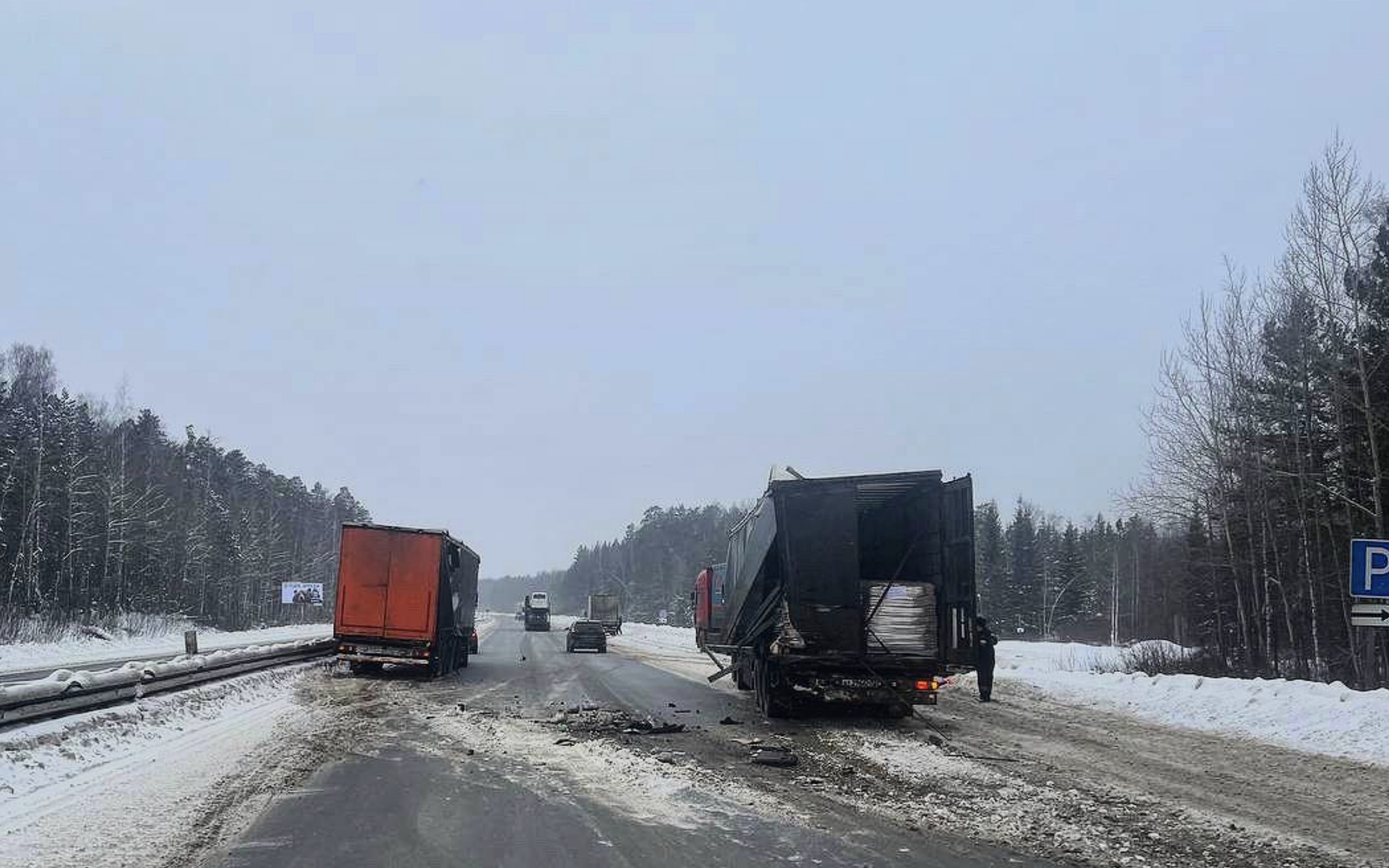 На федеральной трассе столкнулись две фуры