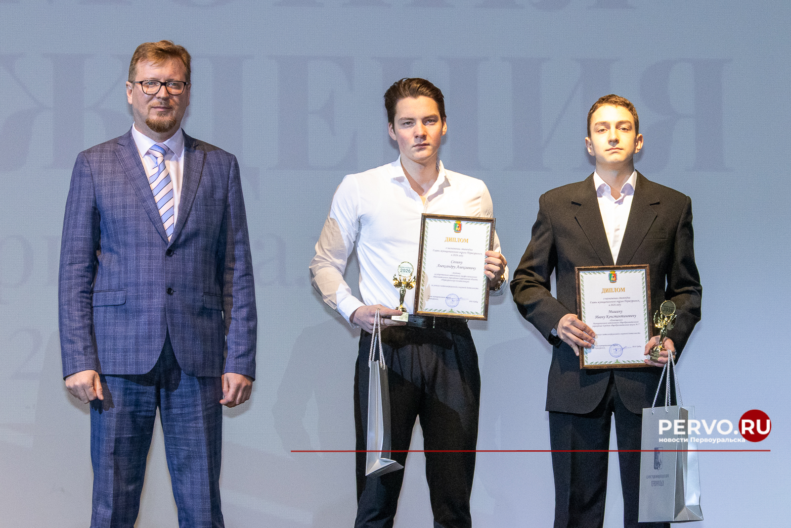 19 человек получили стипендию главы Первоуральска