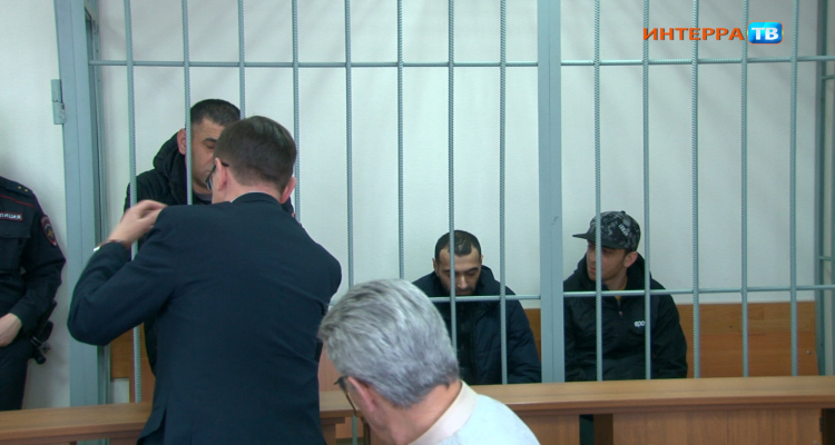 Троим подозреваемым в бутлегерстве мужчинам продлили арест на полгода