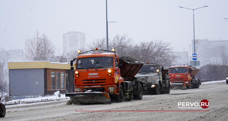 Коммунальные службы ежедневно вывозят около тысячи кубометров снега