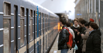 Власти Петербурга объяснили проверку телефонов в метро мерами безопасности