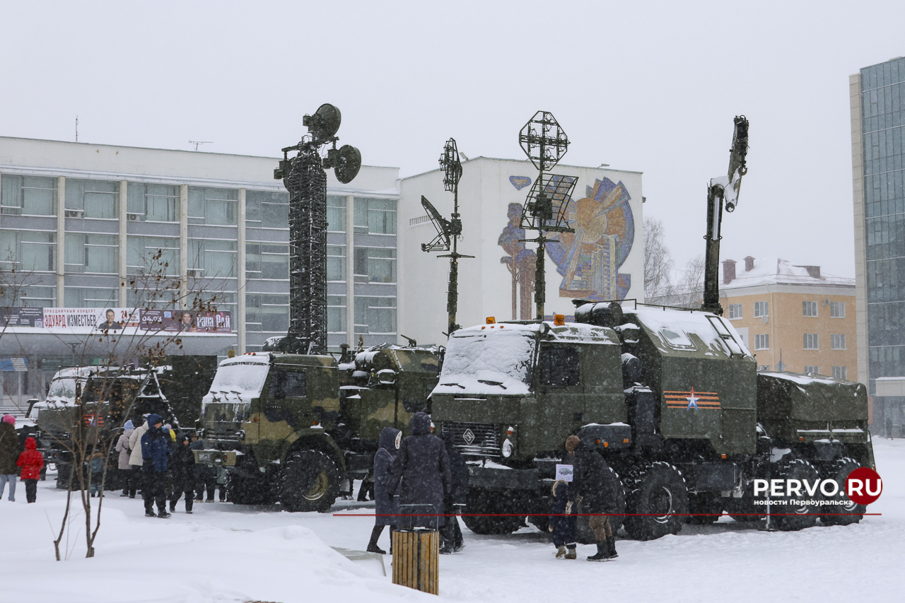 На площади Победы прошла выставка специальной военной техники