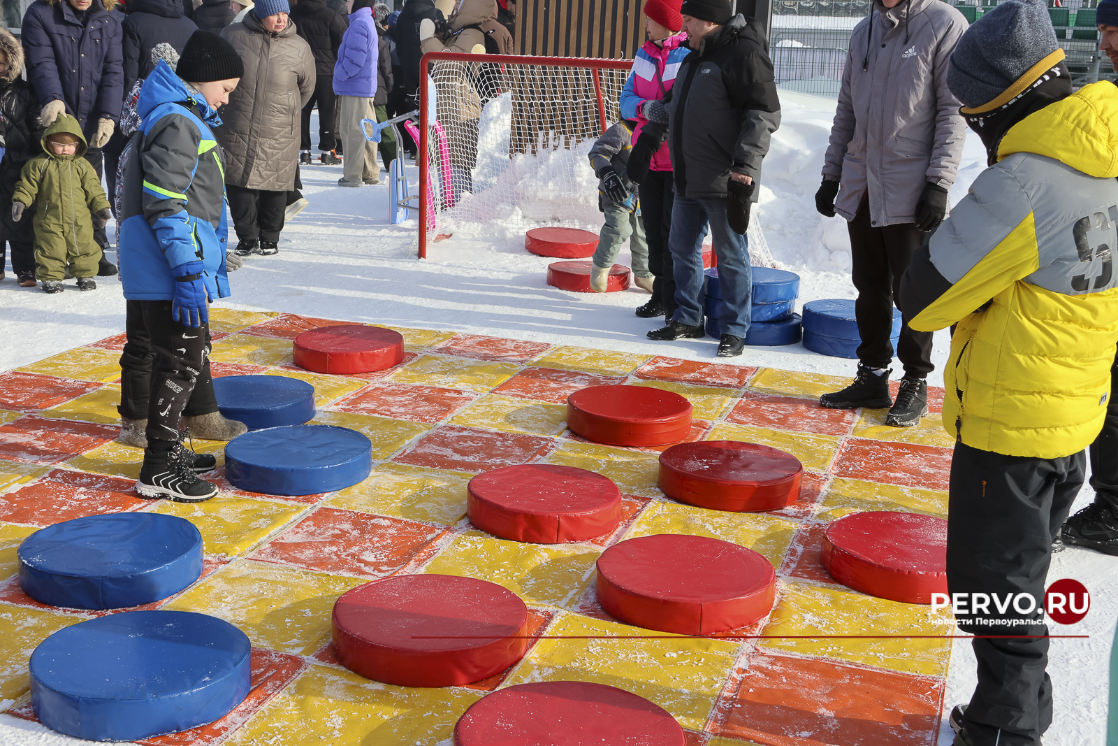 Жители Первоуральска проводили зиму и встретили весну