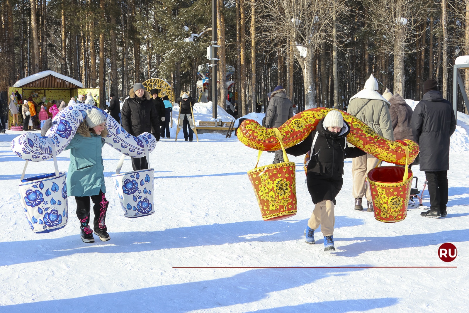 Жители Первоуральска проводили зиму и встретили весну