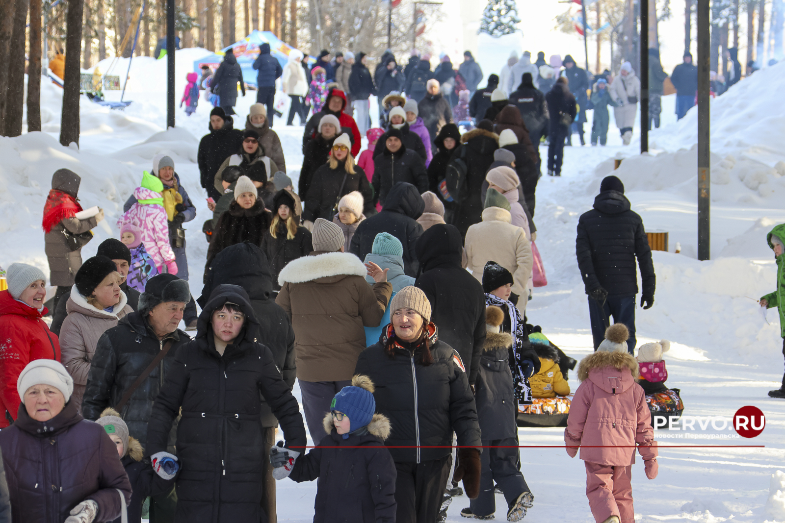 Жители Первоуральска проводили зиму и встретили весну