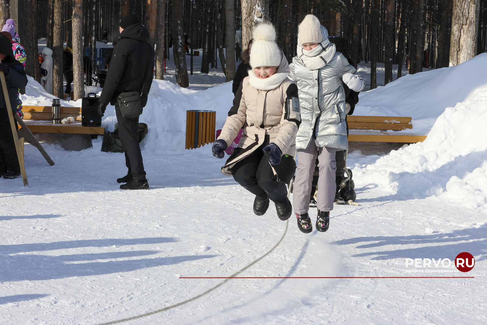 Жители Первоуральска проводили зиму и встретили весну
