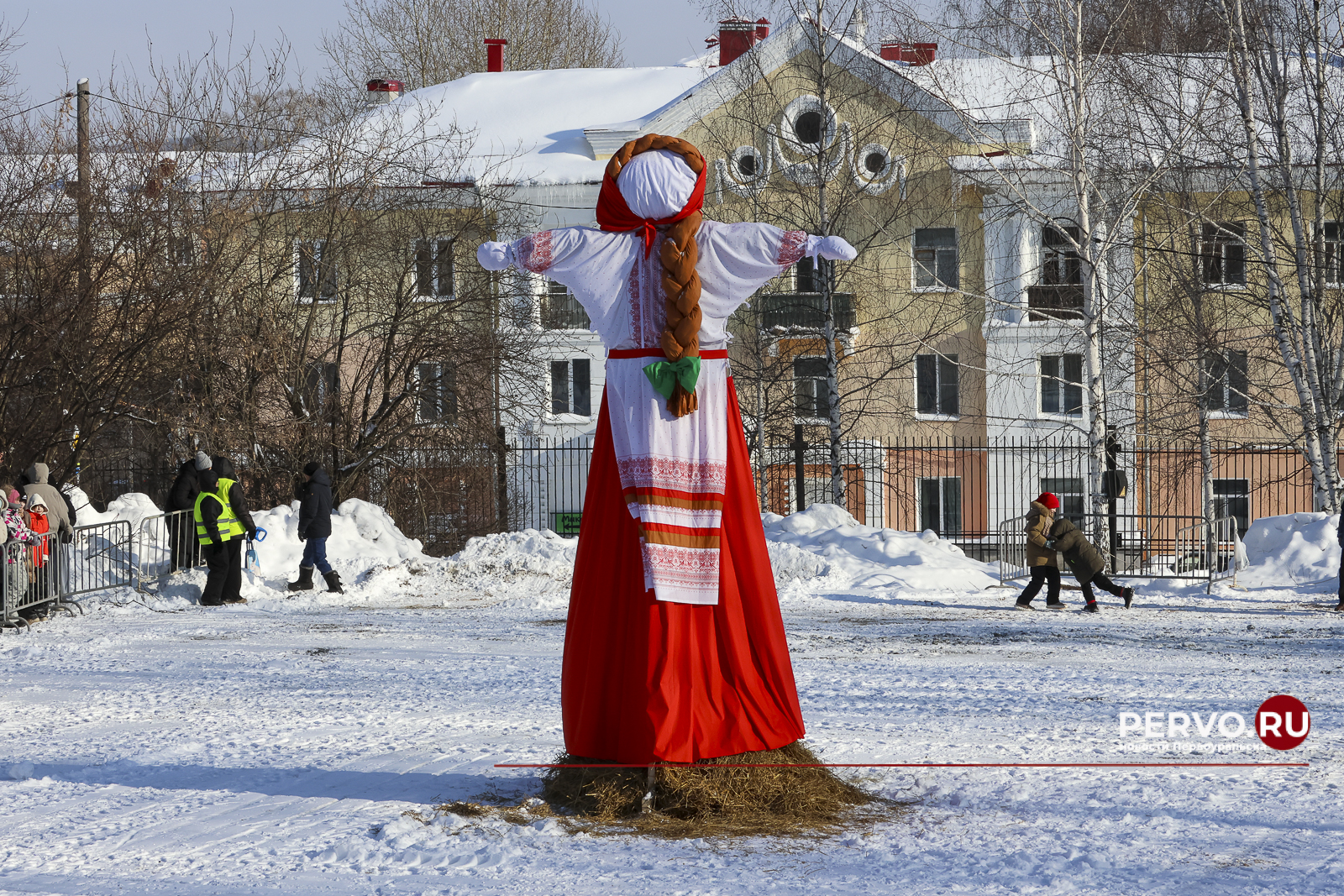 Жители Первоуральска проводили зиму и встретили весну