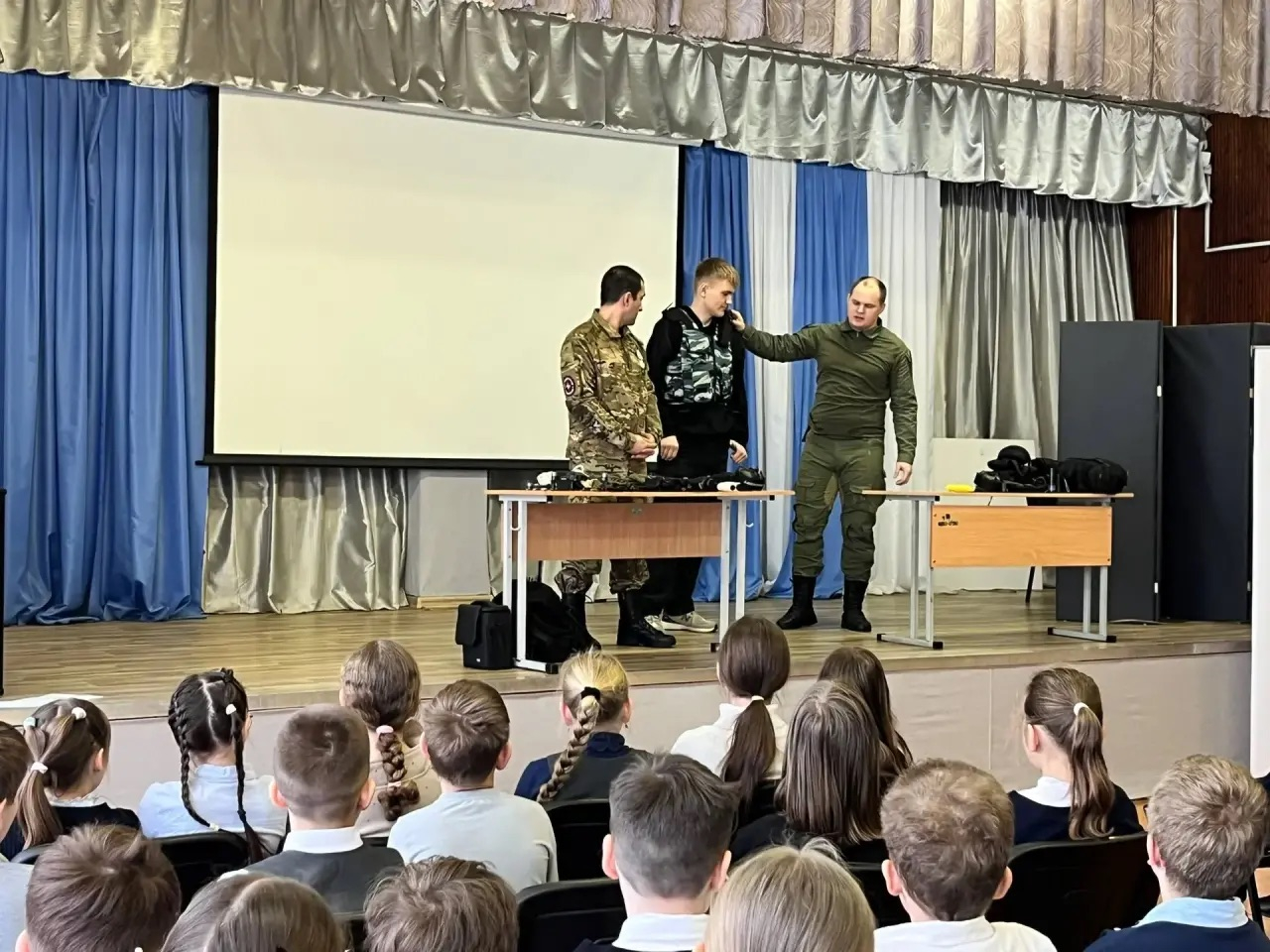 Урок мужества: встреча школьников с ветеранами ОМВД