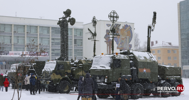 На площади Победы прошла выставка специальной военной техники