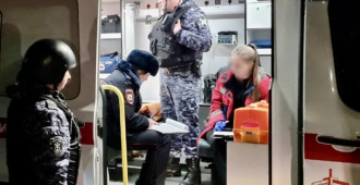 Пьяный житель Омска напал с ножом на бригаду скорой и ранил фельдшера