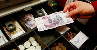 Россиянам хотят ограничить снятие денег через кассы и NFC-переводы